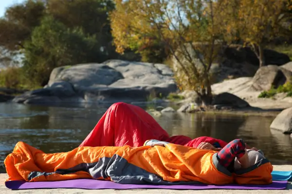 Aconchego Sob as Estrelas: Como Escolher o Saco de Dormir Perfeito Para seu Camping em Família