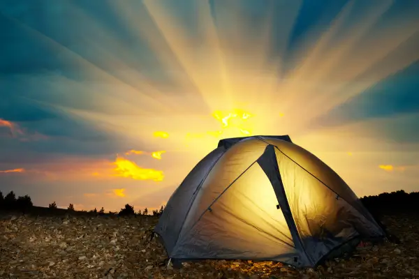 Refúgio na Natureza: Escolhendo a Barraca Certa para Seu Camping em Família