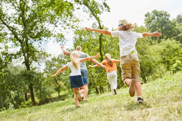 Diversão ao Ar Livre: Planejando Jogos e Brincadeiras no Mundo do Camping em Família