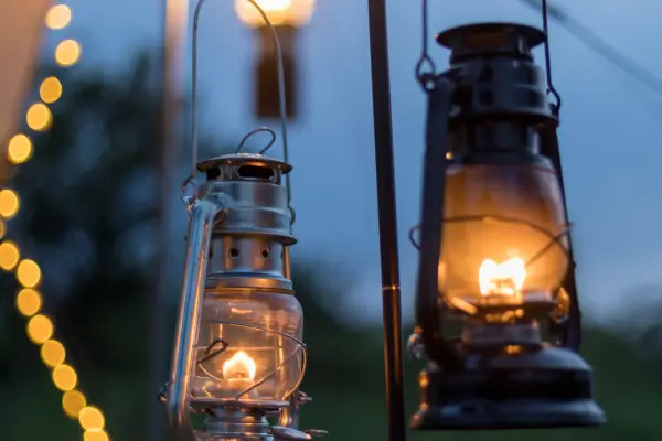 Iluminando o Caminho: A Importância da Lanterna e do Farol de Cabeça no Camping em Família